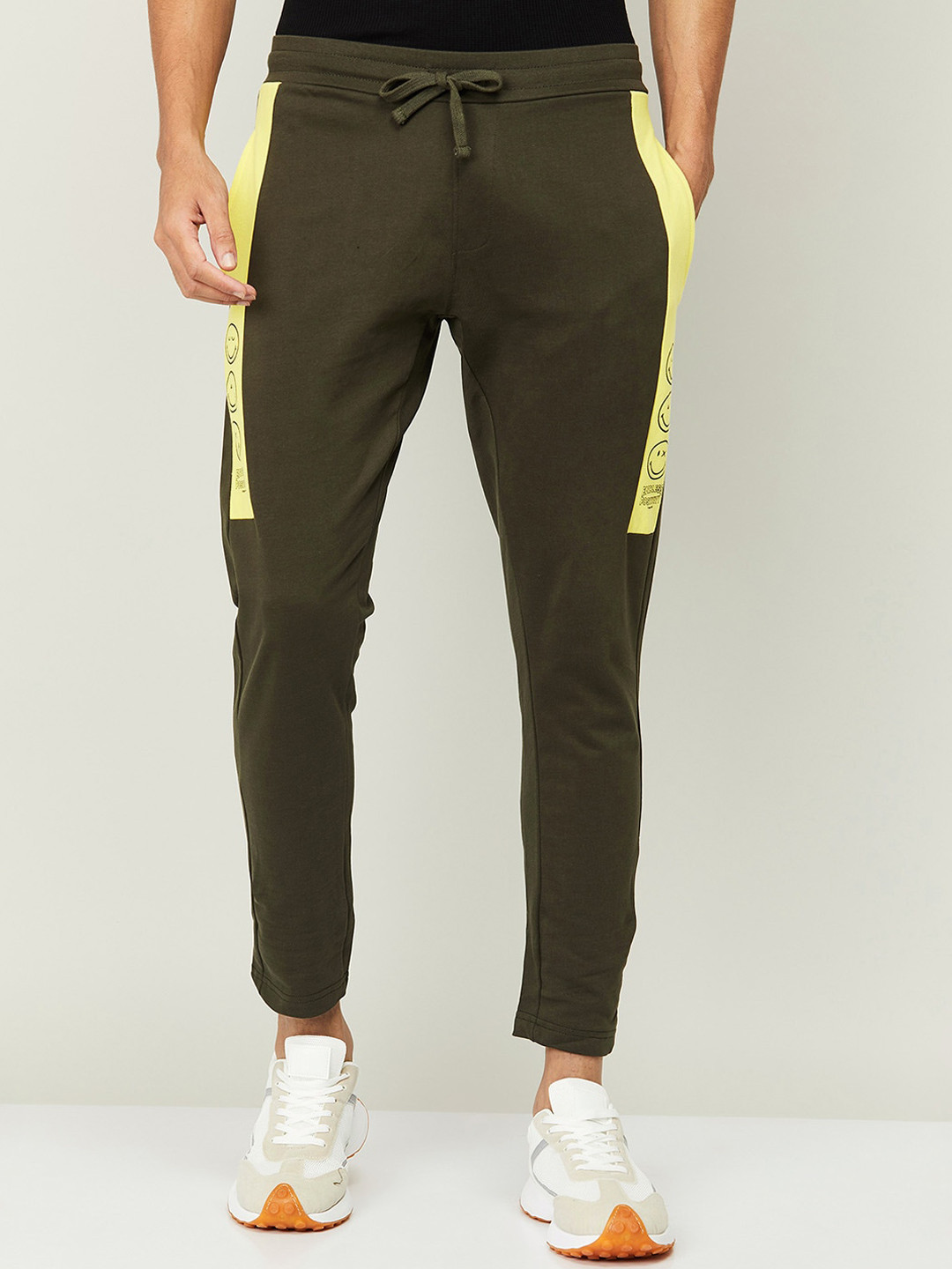 

SmileyWorld Men Olive & Yellow Solid Cotton Slim-Fit Track Pants