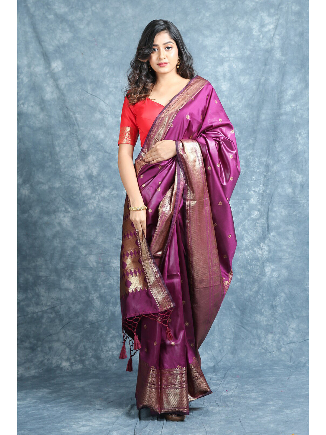 

Charukriti Purple & Gold-Toned Woven Design Zari Pure Silk Handloom Saree