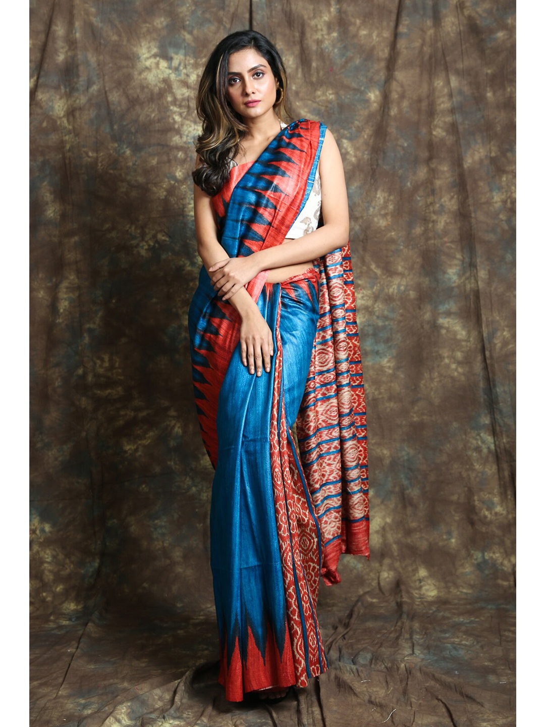 

Charukriti Blue & Red Geometric Printed Pure Silk Saree