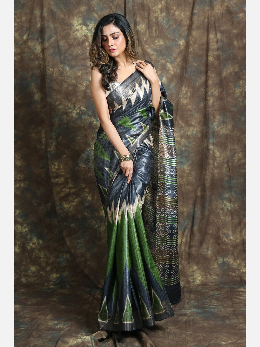 

Charukriti Green & Blue Geometric Printed Pure Silk Saree