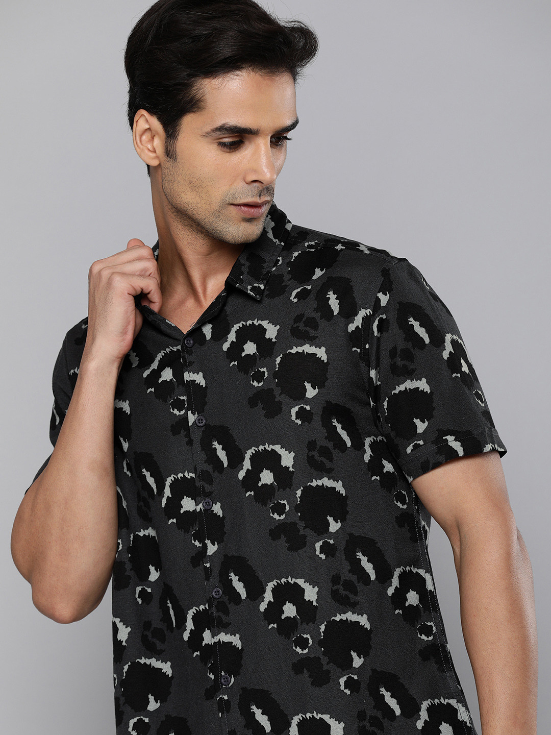 

HERE&NOW Men Grey And Black Slim Fit Abstract Printed Casual Shirt