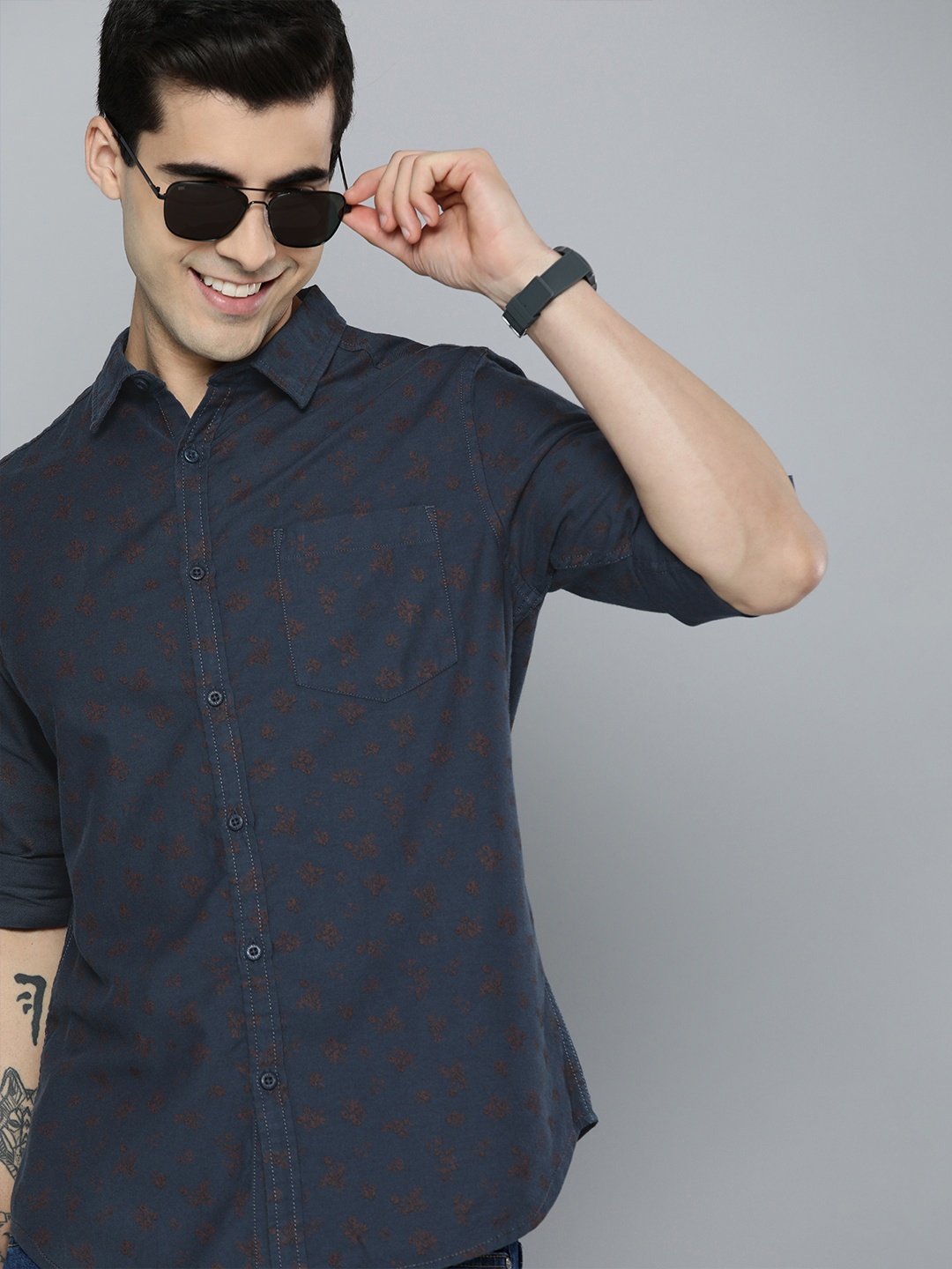 

HERE&NOW Men Navy Blue & Brown Slim Fit Floral Printed Casual Shirt