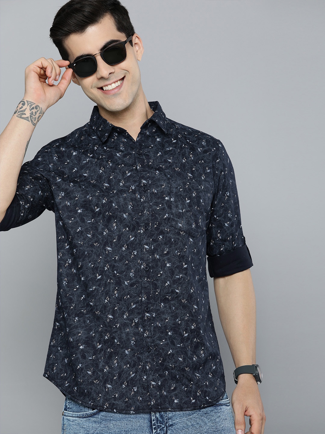 

HERE&NOW Men Navy Blue & White Slim Fit Floral Printed Casual Pure Cotton Shirt