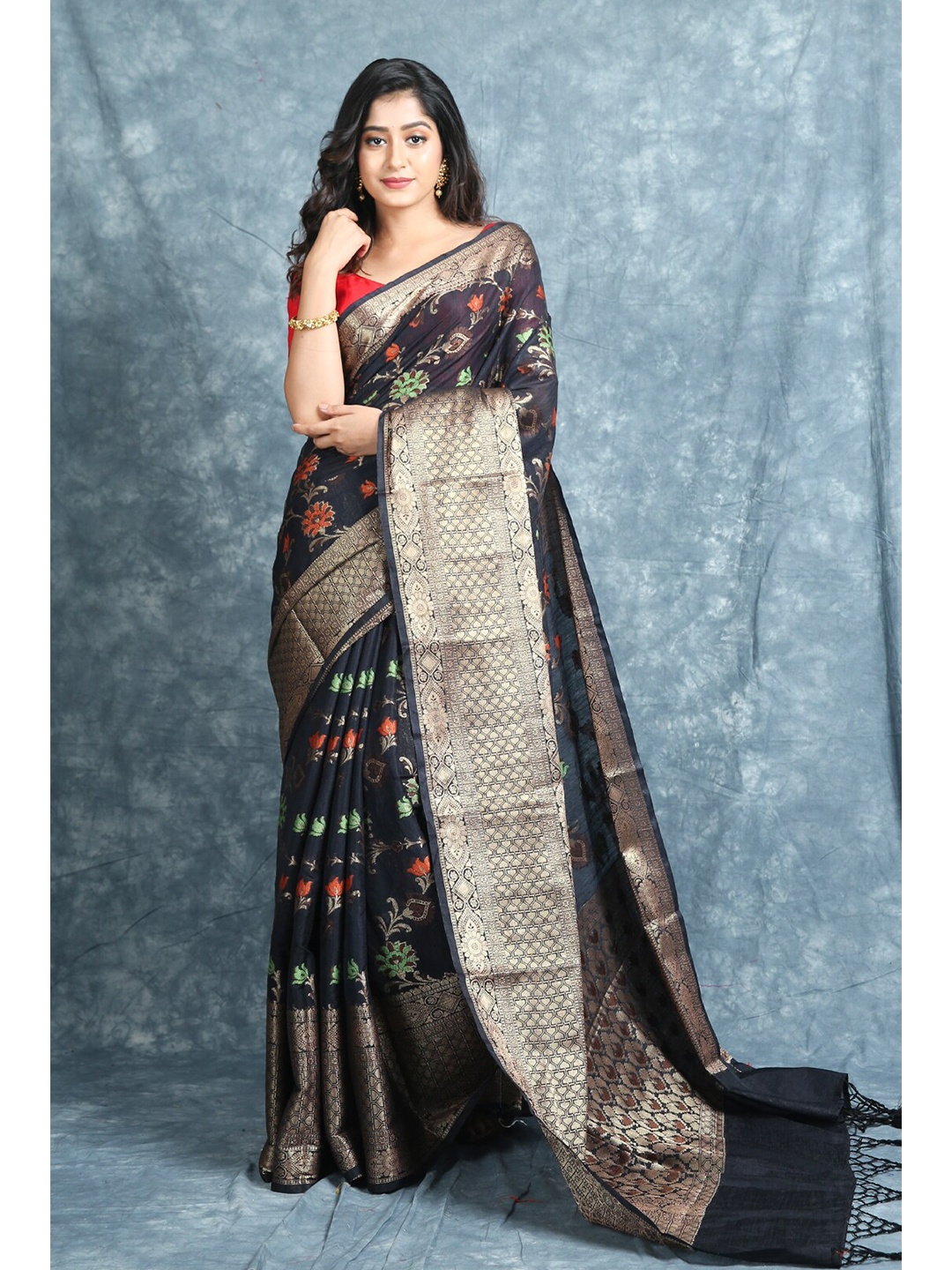 

Charukriti Black & Gold-Toned Floral Woven Design Zari Pure Silk Saree