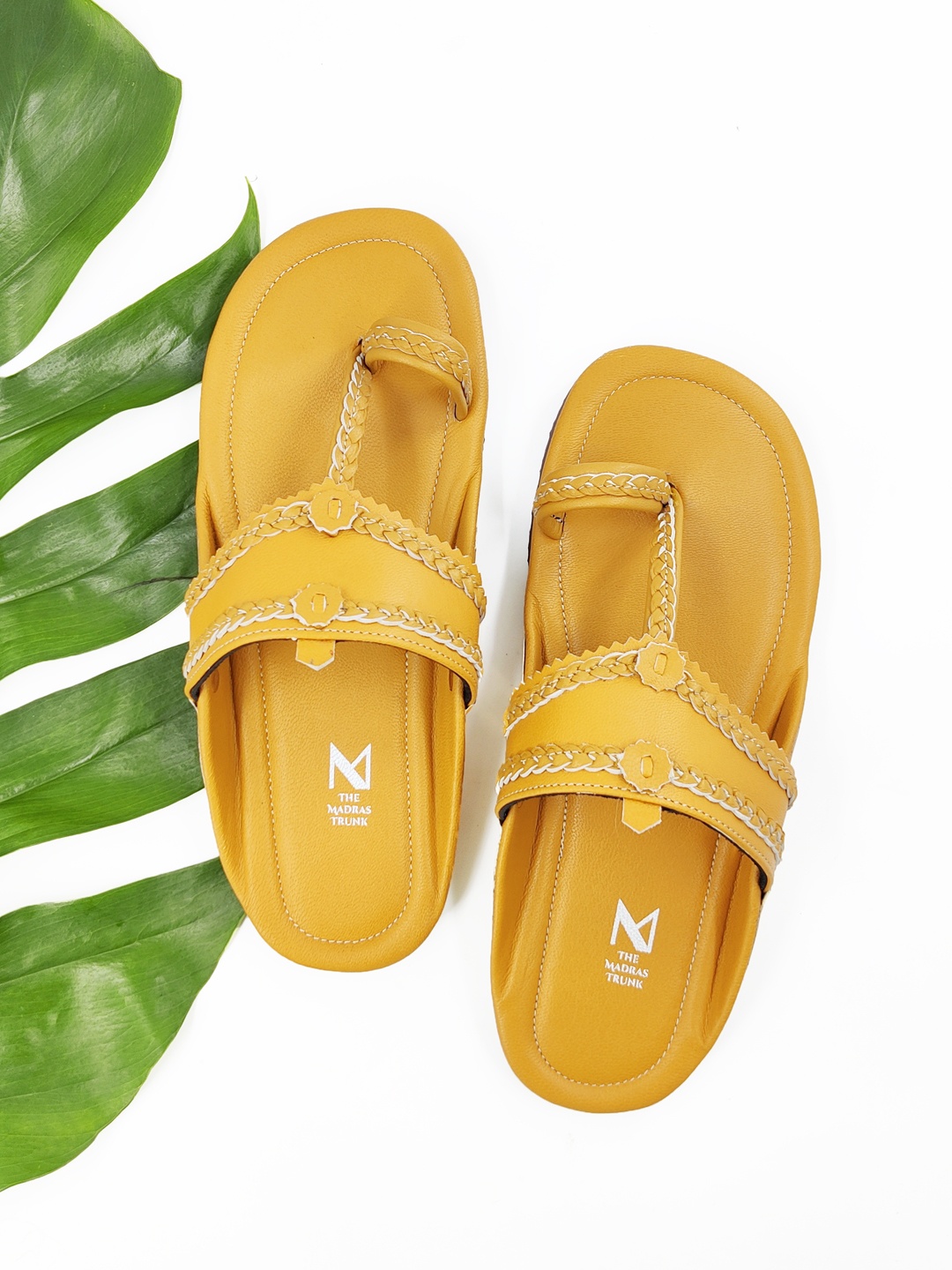 

THE MADRAS TRUNK Men Yellow One ToeLeather Flats