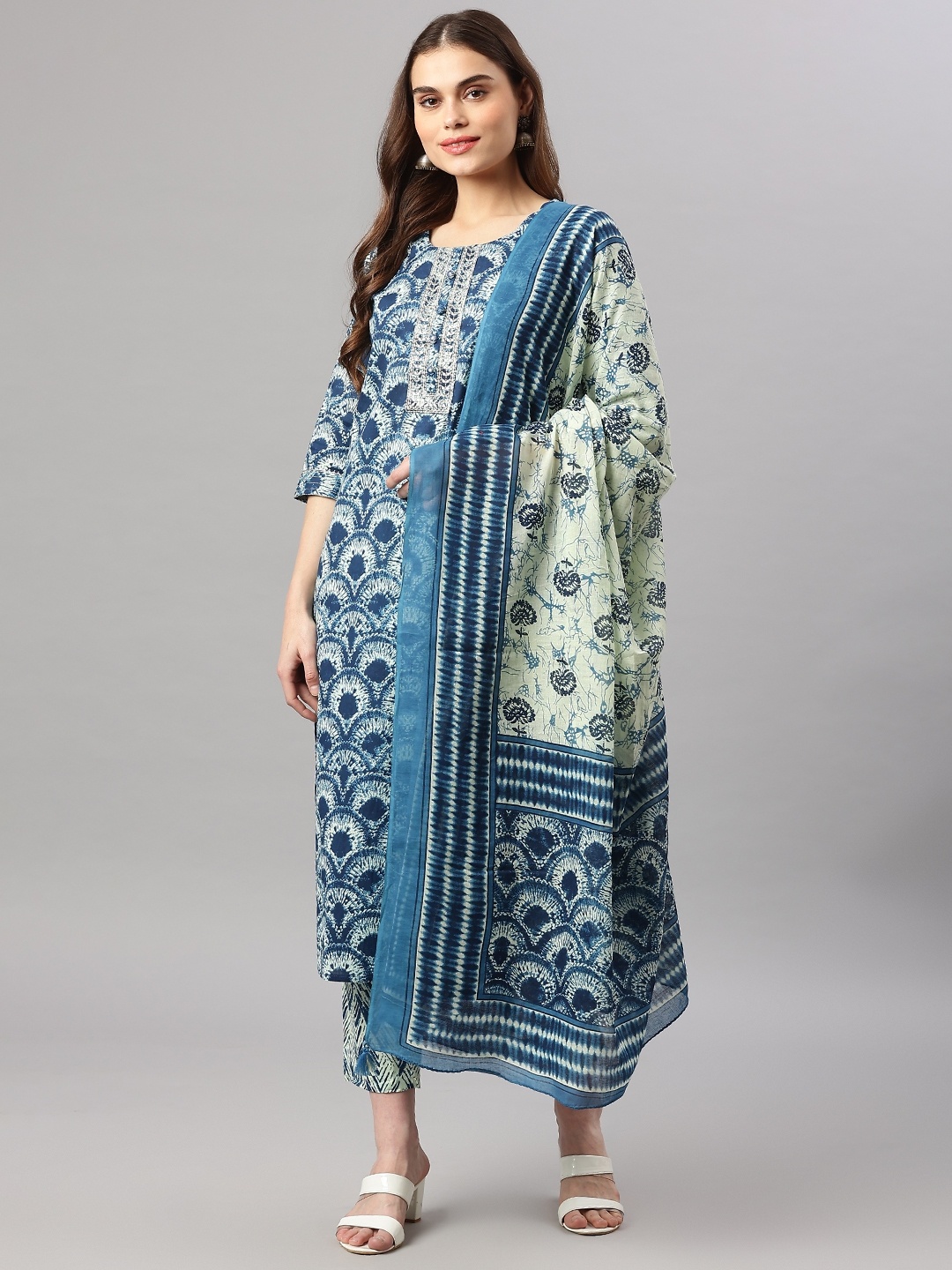 

Readiprint Fashions Women Blue Floral Printed Sequined Pure Cotton Kurta Set