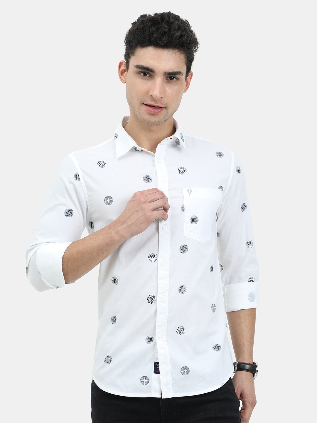 

VUDU Men White Comfort Printed Casual Shirt