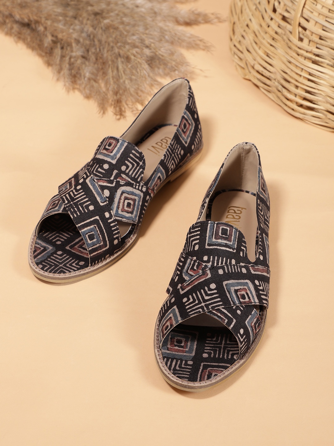 

Taavi Women Black & Beige Ethnic Motifs Printed Criss-Cross Open Toe Flats