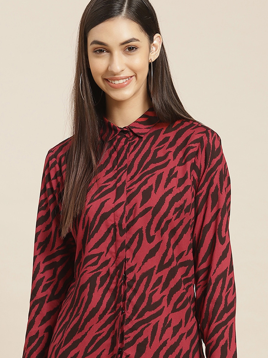 

Hancock Women Black Standard Slim Fit Animal Printed Formal Shirt