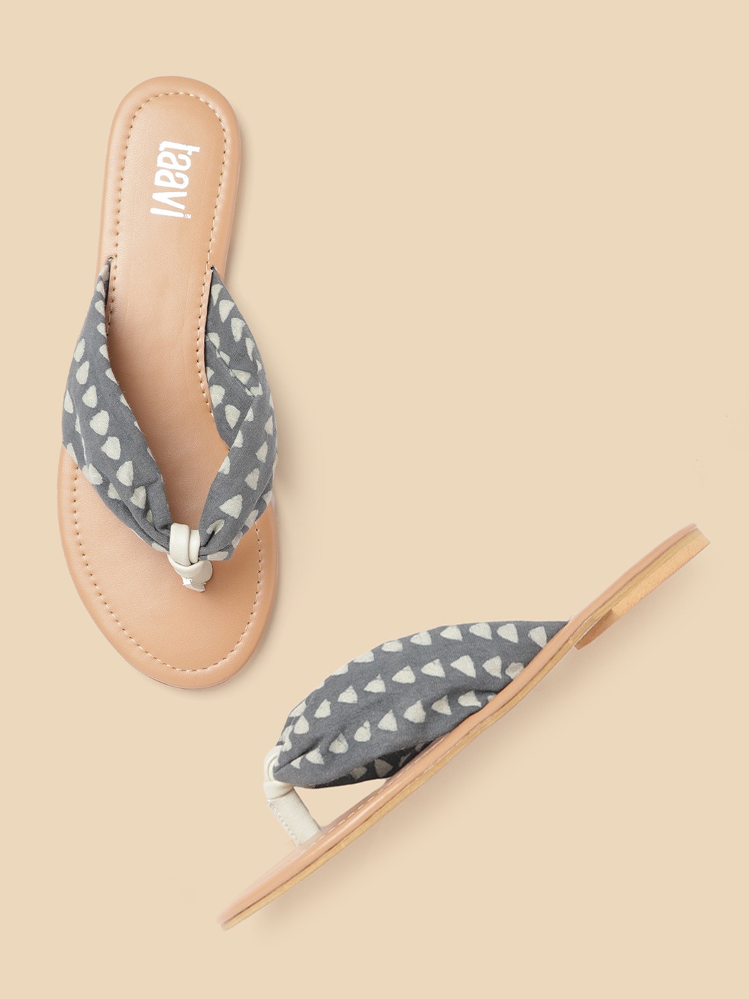 

Taavi Women Grey & Off-White Geometric Printed Open Toe Flats