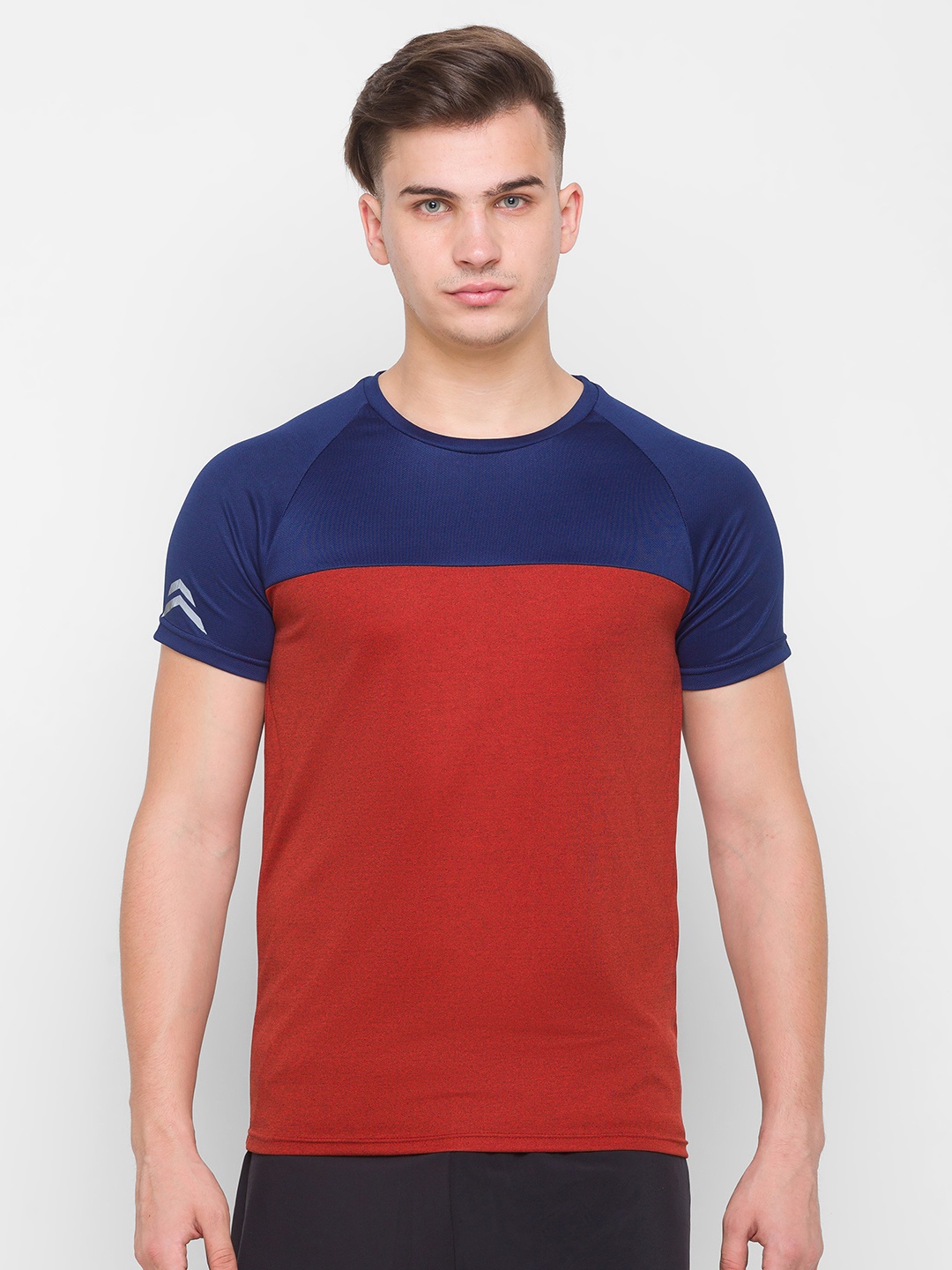 

Globus Men Red & Navy Blue Colourblocked Cut & Sew Regular Fit T-shirt