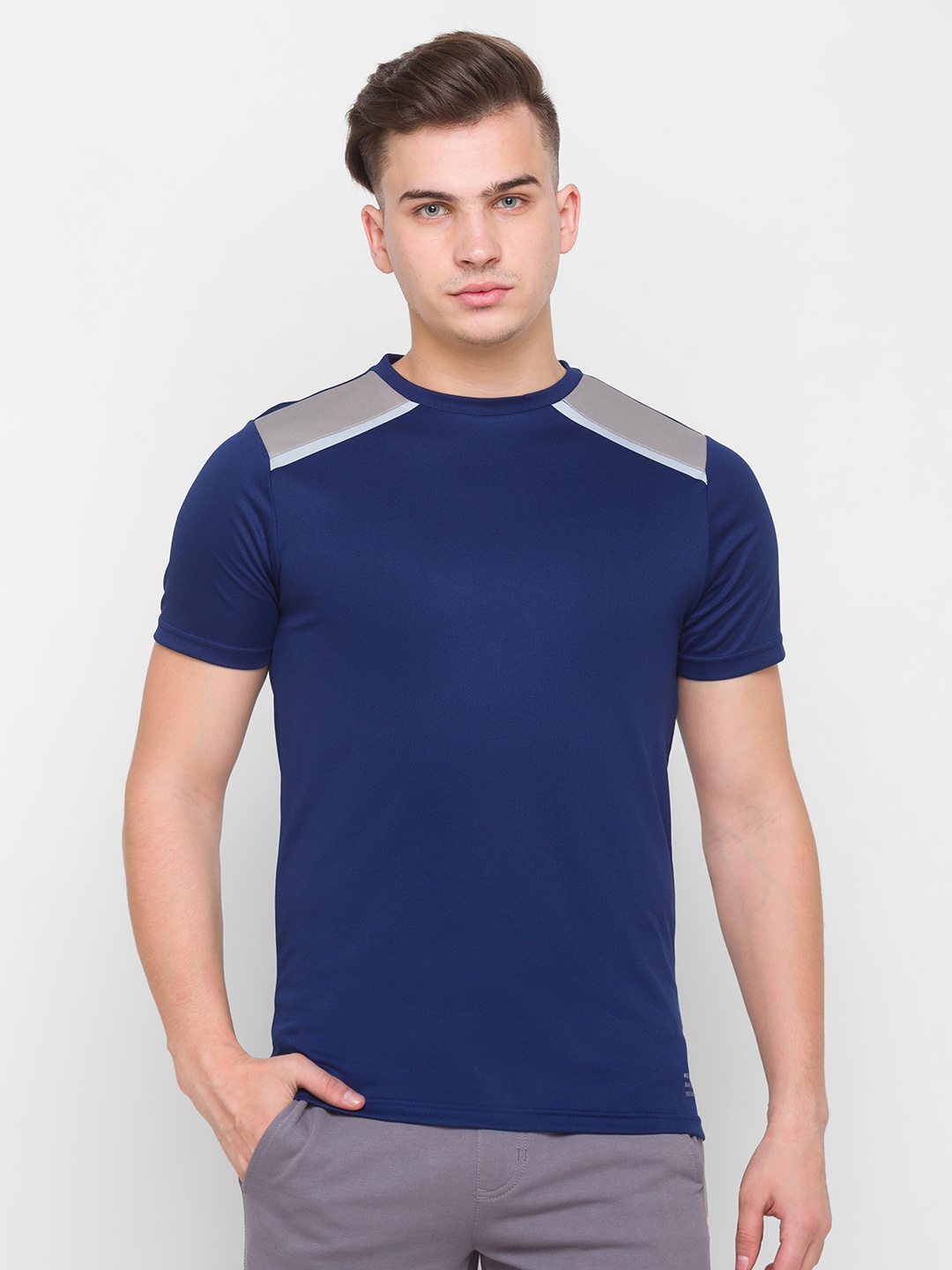 

Globus Men Navy Blue Colourblocked Slim Fit T-shirt