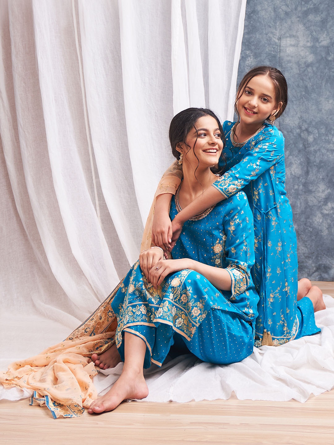

AURELIA Girls Blue Floral Printed Kurta with Palazzos & With Dupatta
