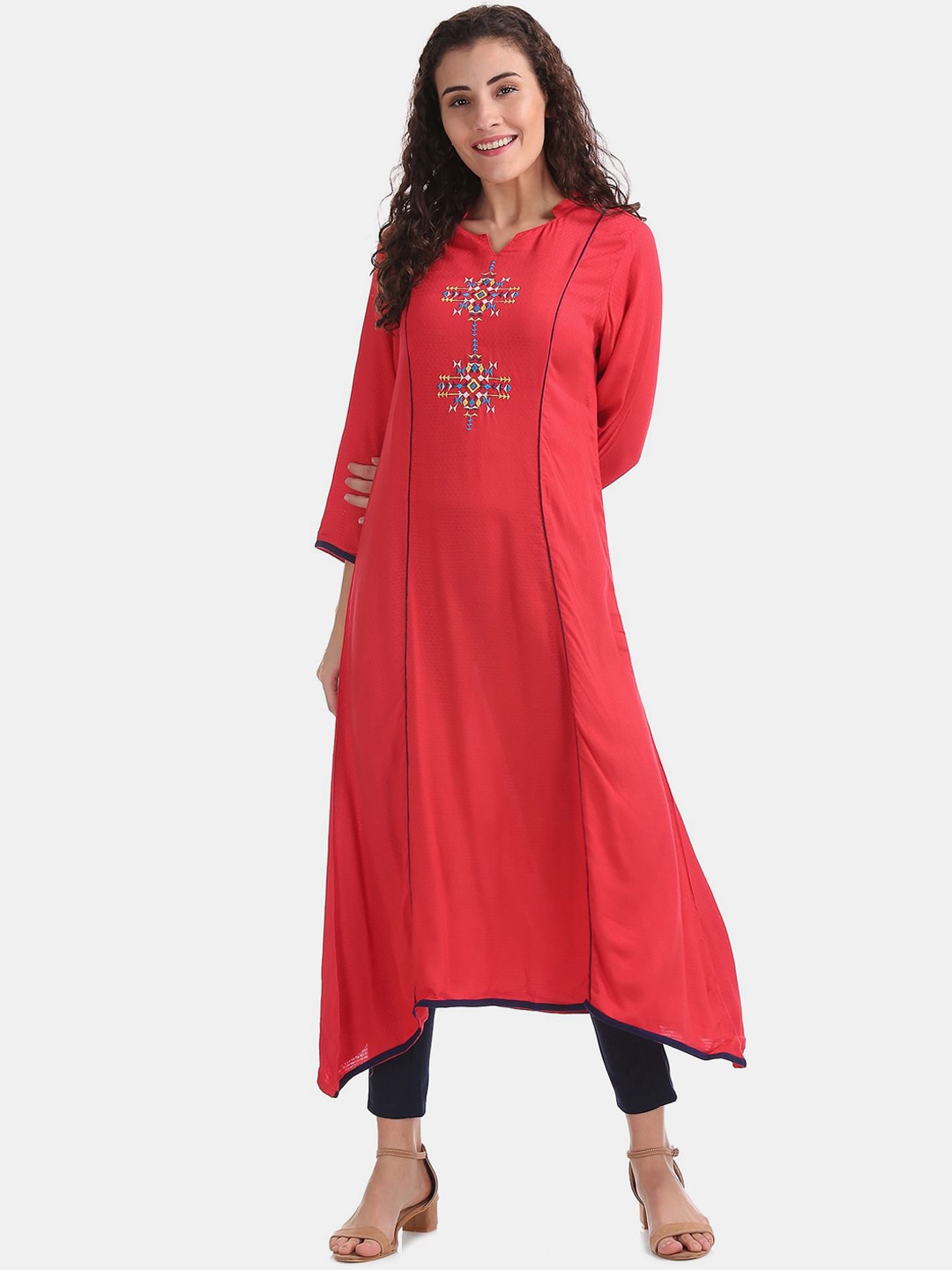 

Anahi Women Red Ethnic Motifs Embroidered Thread Work Kurta