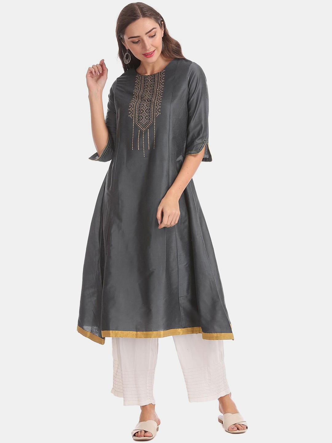 

Anahi Women Grey & Beige Yoke Design Printed Flared Kurta