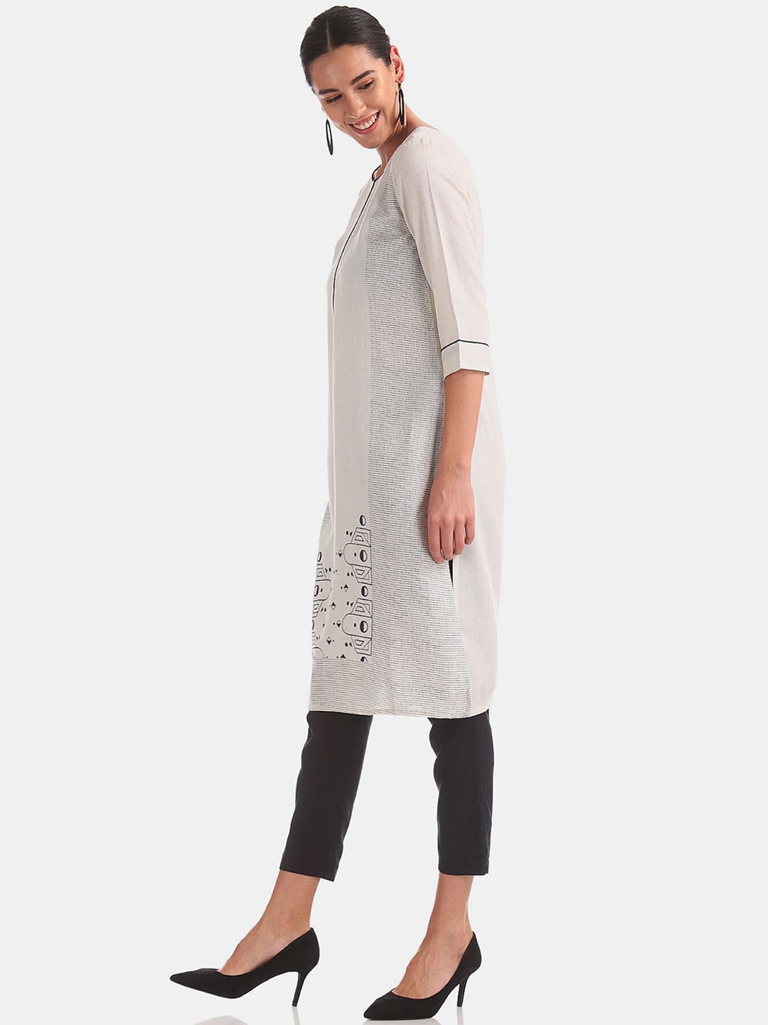 

Karigari Women Off White Geometric Printed Kurta