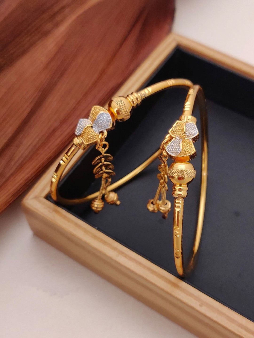 

Shining Diva Set Of 2 Gold-Plated Adjustable Bangles