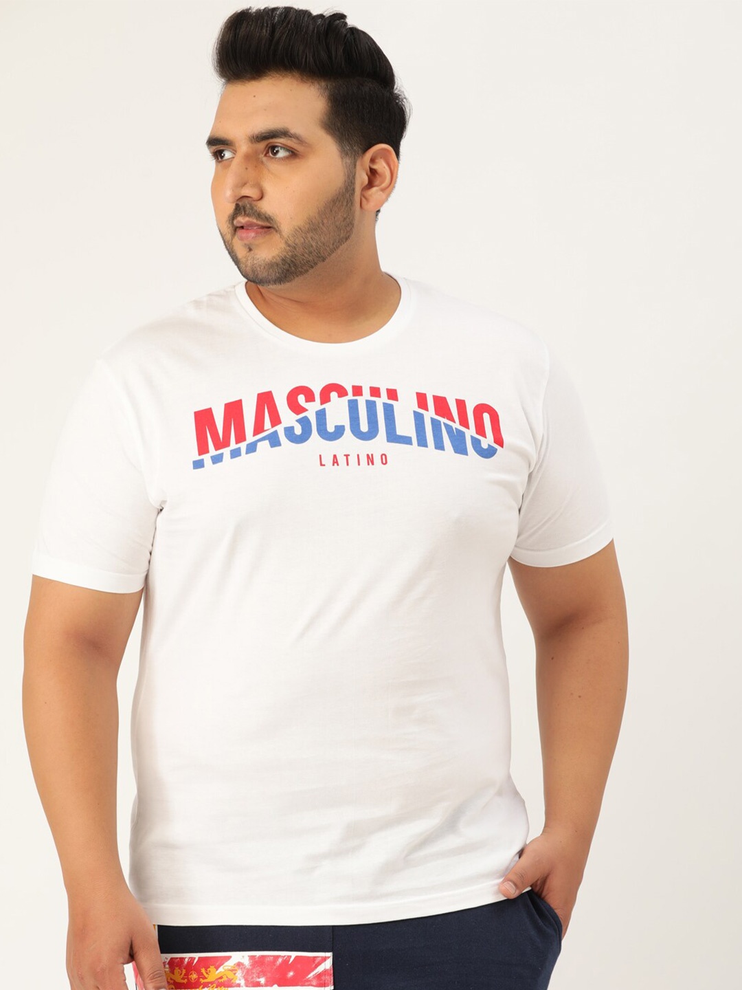 

Masculino Latino Plus Size Men White & Red Typography T-shirt