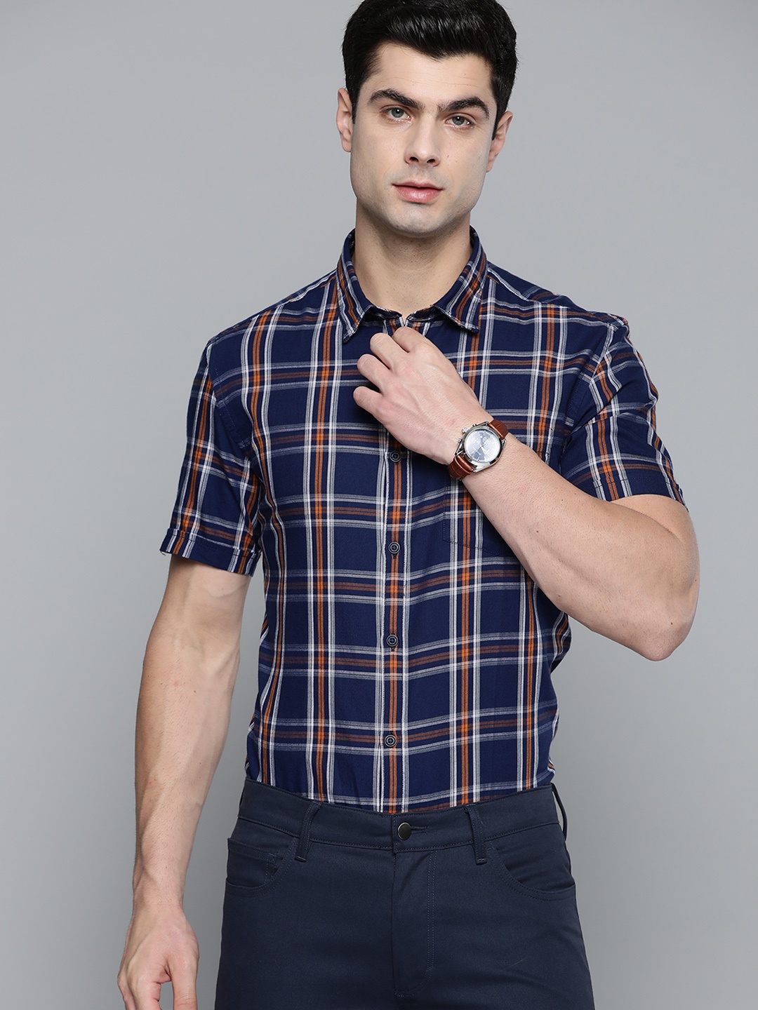 

Indian Terrain Men Navy Blue & White Pure Cotton Slim Fit Checked Casual Shirt