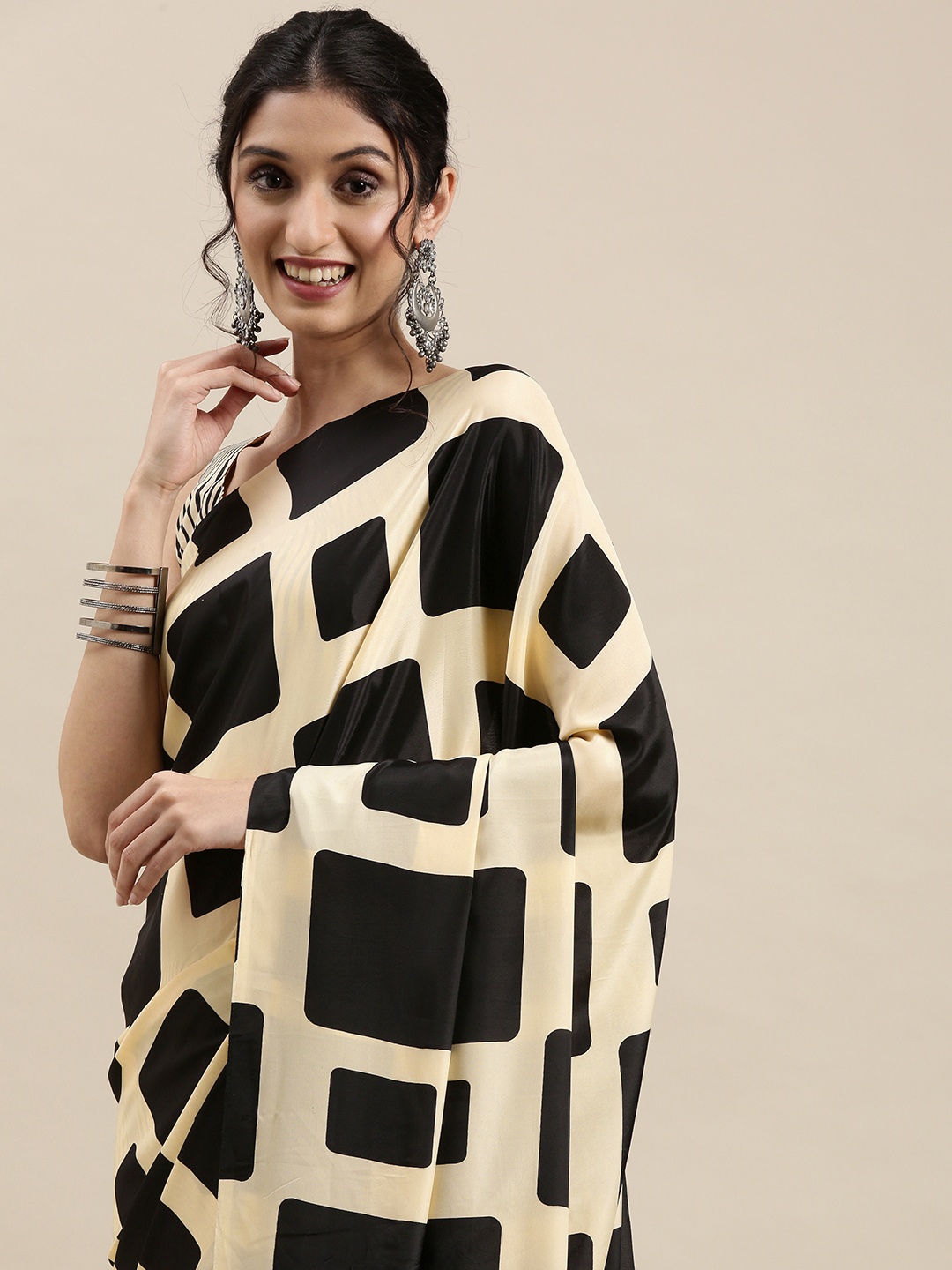 

Saree mall Cream-Coloured & Black Geometric Printed Sarees