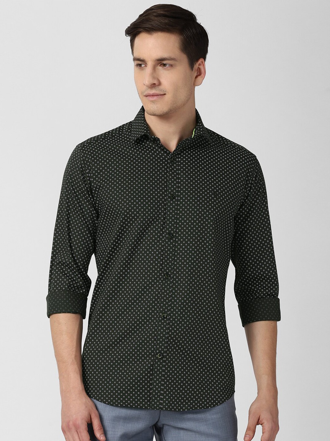 

V Dot Men Black Slim Fit Printed Pure Cotton Casual Shirt