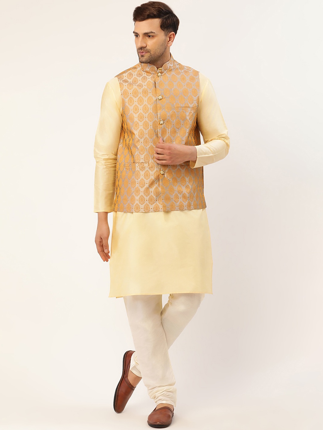 

Jompers Men Silver-Toned Kurta with Churidar & Nehru Jacket