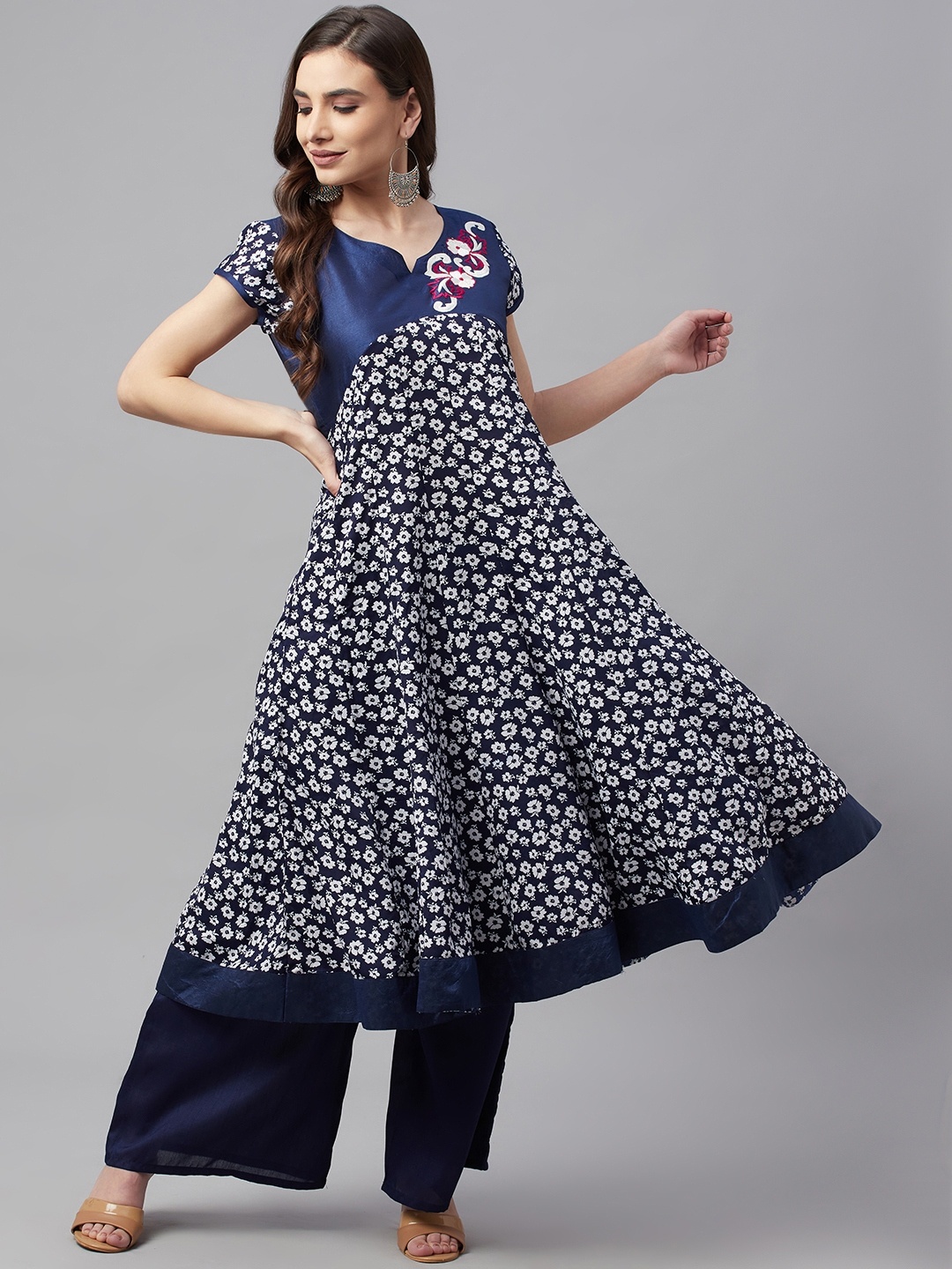 

MBE Women Navy Blue & White Floral Printed Kurta
