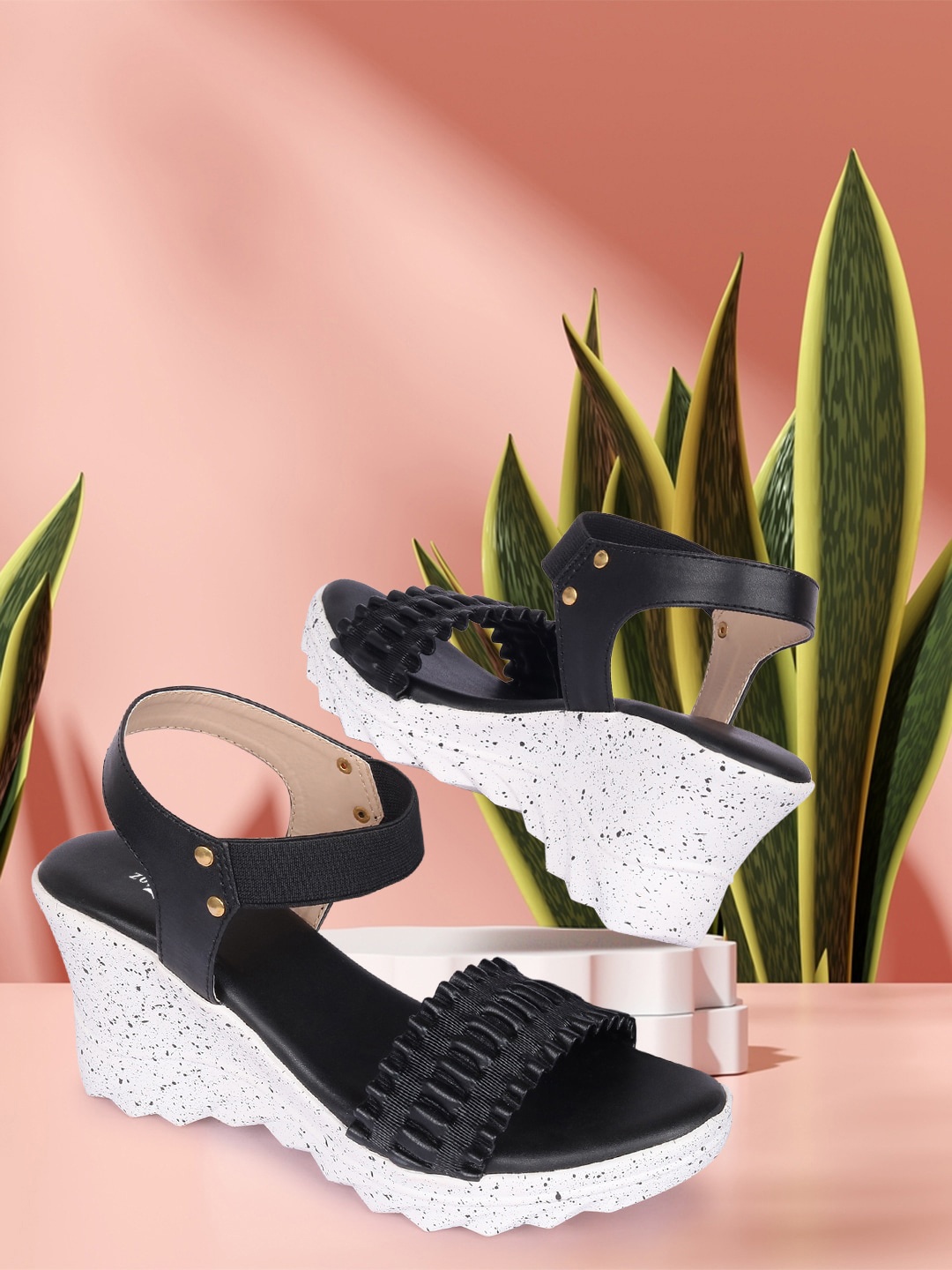 

ZAPATOZ Black & White Woven Design Wedge Heels