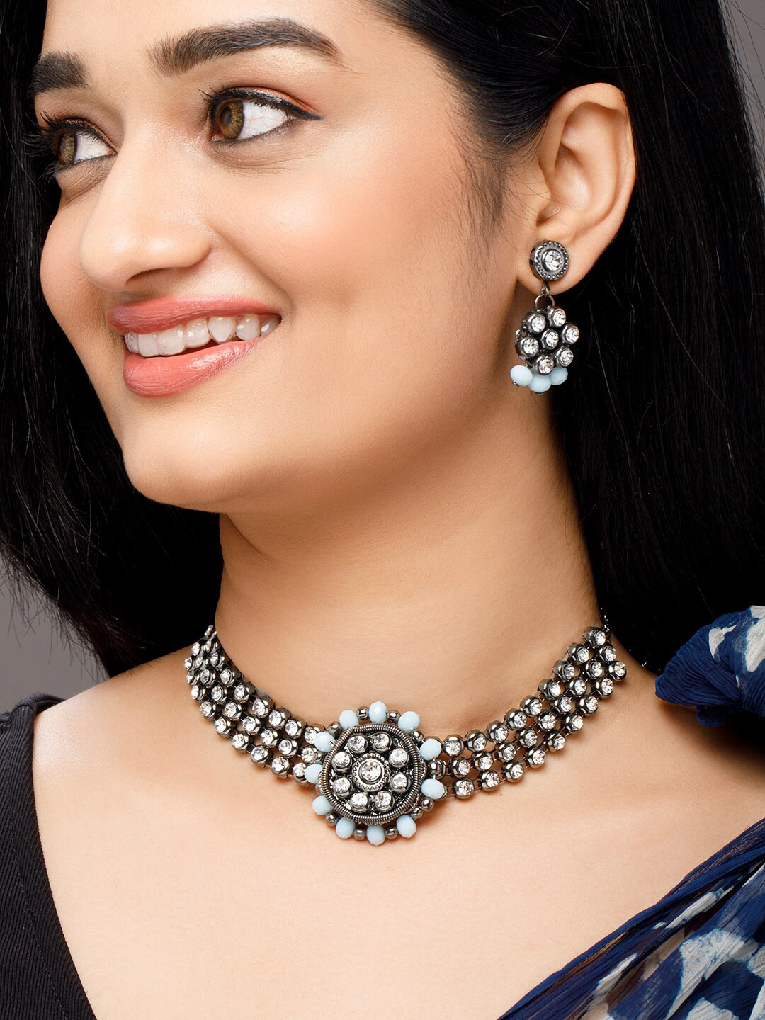 

Anouk Silver-Toned White Kundan-Studded Blue Beaded Choker Jewellery Set