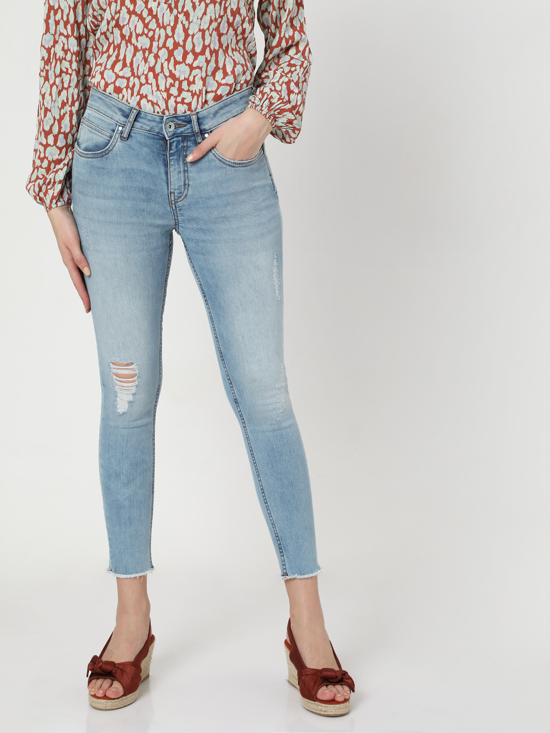 

Vero Moda Women Blue Skinny Fit Low Distress Light Fade Mid-Rise Cropped Stretchable Jeans
