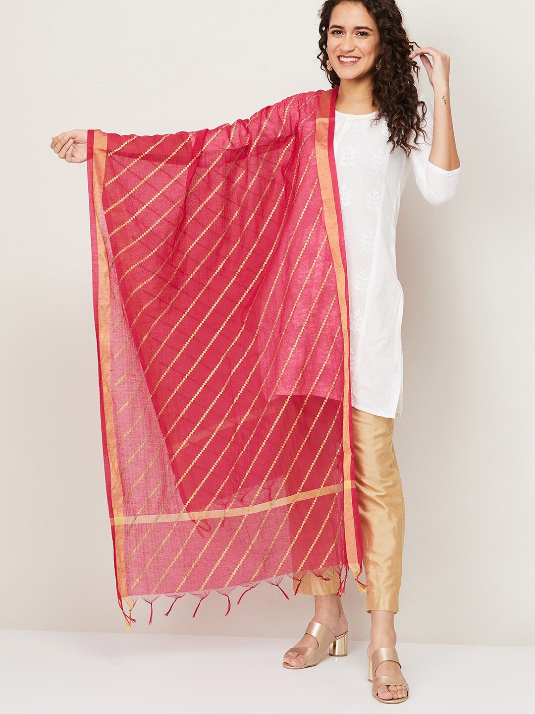 

Melange by Lifestyle Fuchsia & Gold-Toned Printed Dupatta