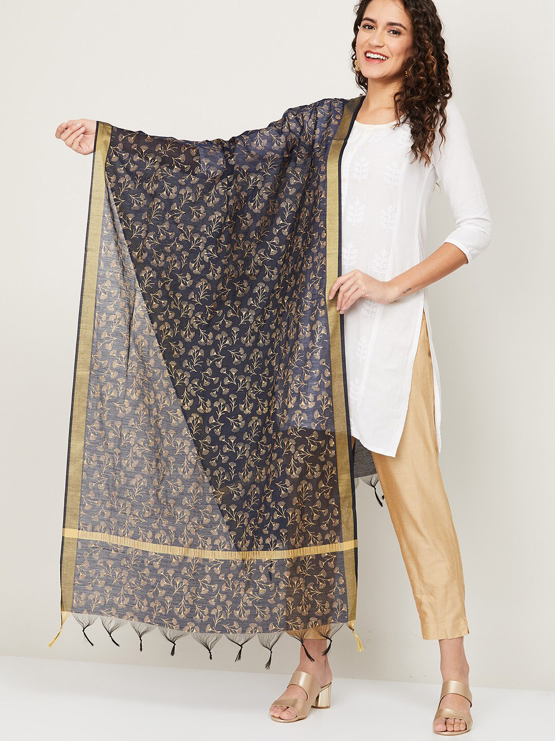 

Melange by Lifestyle Navy Blue & Gold-Toned Floral Dyed Dupatta