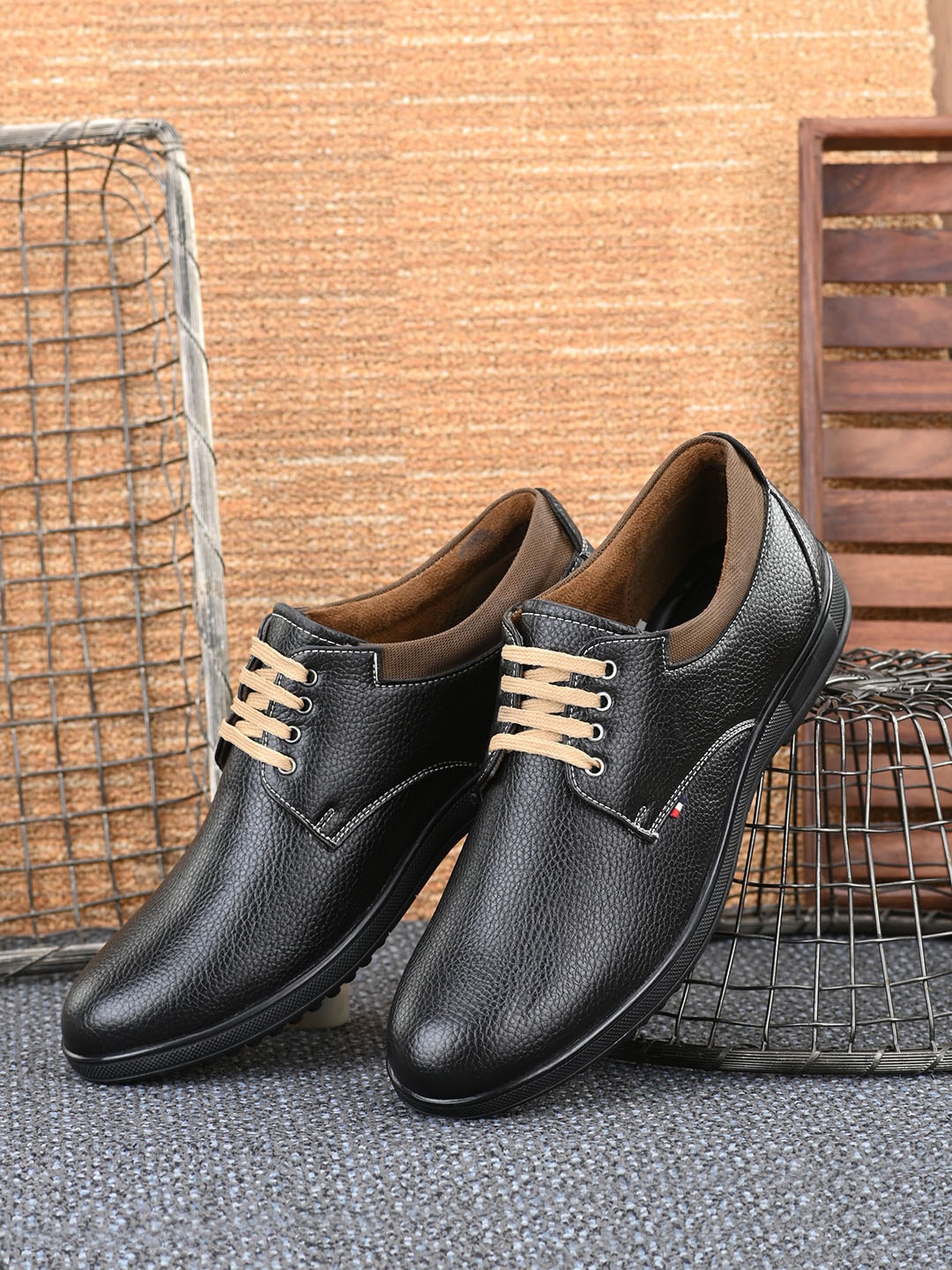 

Azzaro Black Men & Beige Black Textured Lightweight Derbys