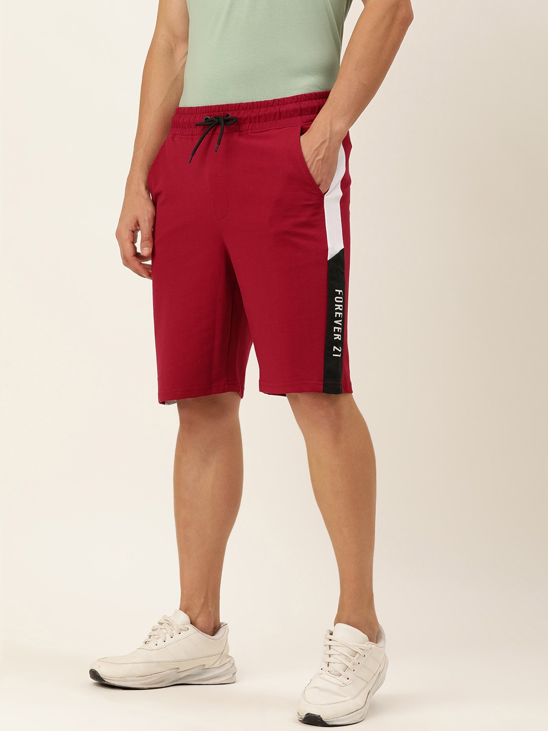 

FOREVER 21 Men Maroon Side Printed Shorts