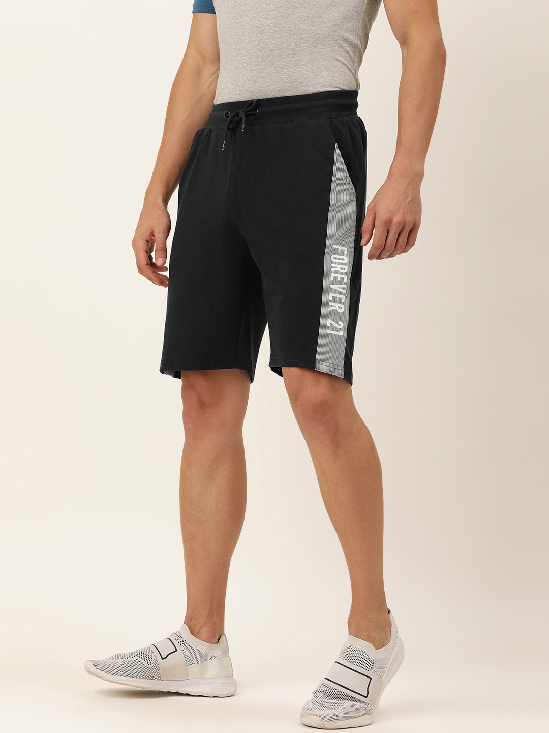

FOREVER 21 Men Black Side Printed Shorts