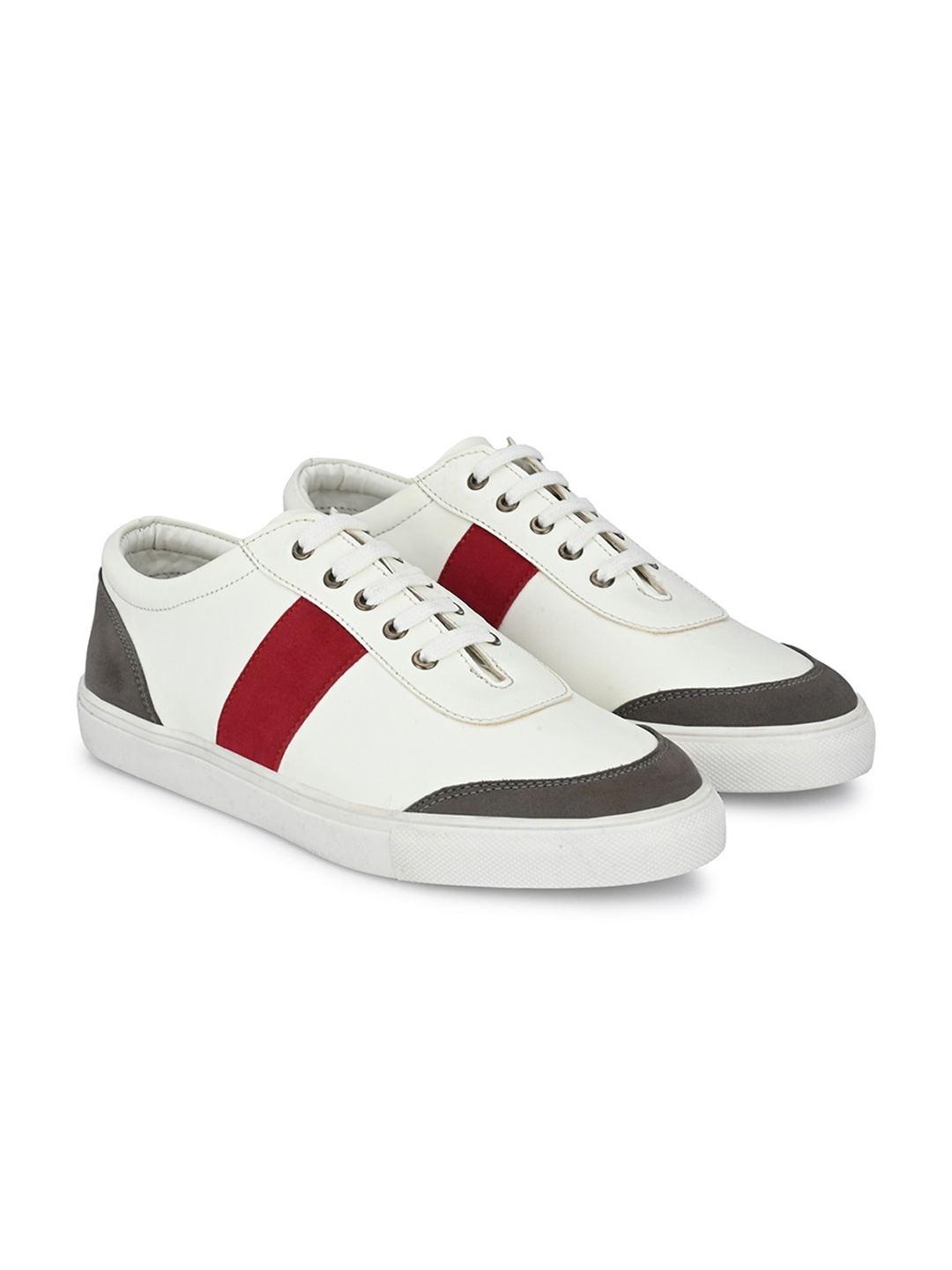 

KLEAT Men White Colourblocked Sneakers