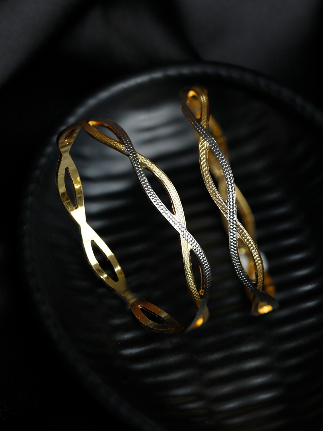 

Priyaasi Set of 2 Gold & Silver-Toned Dual Toned Wavy Patterned Bangles