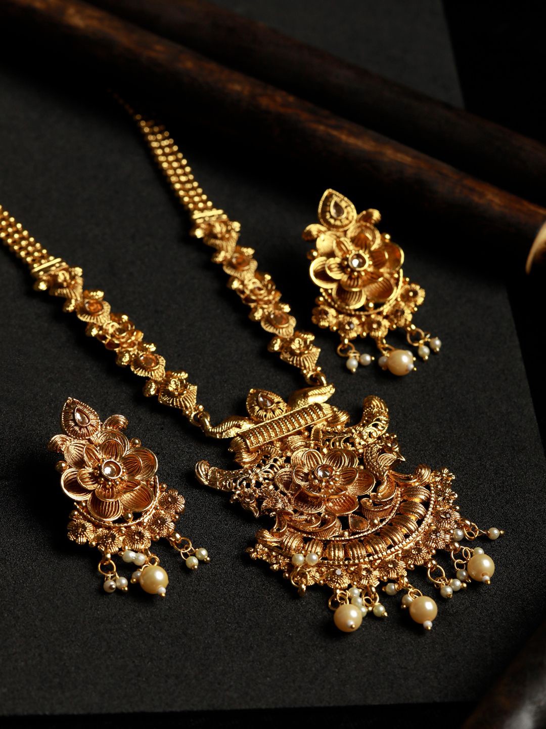 

Priyaasi Gold-Plated & White Pearls Beaded Jewellery Set