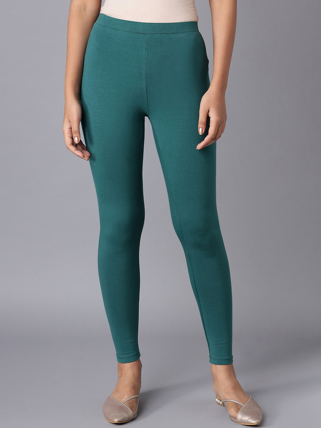 

W Women Green Solid Cotton Jersey Lycra Tights