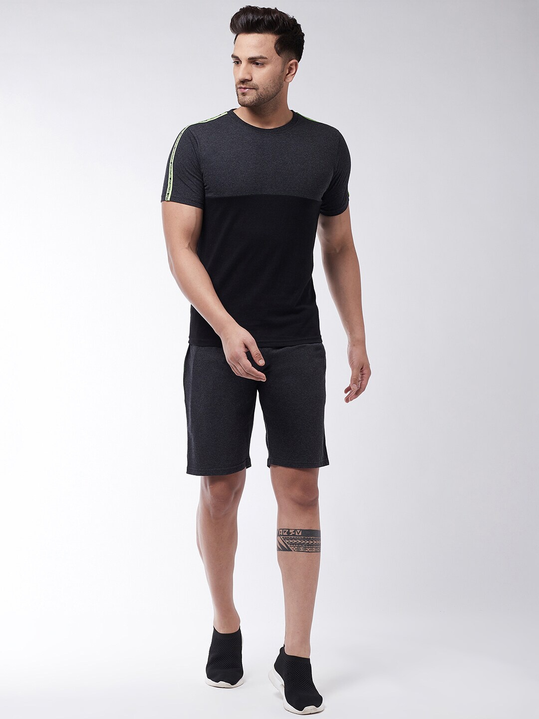

GRITSTONES Men Grey Melange & Black Colourblocked T-shirt with Shorts