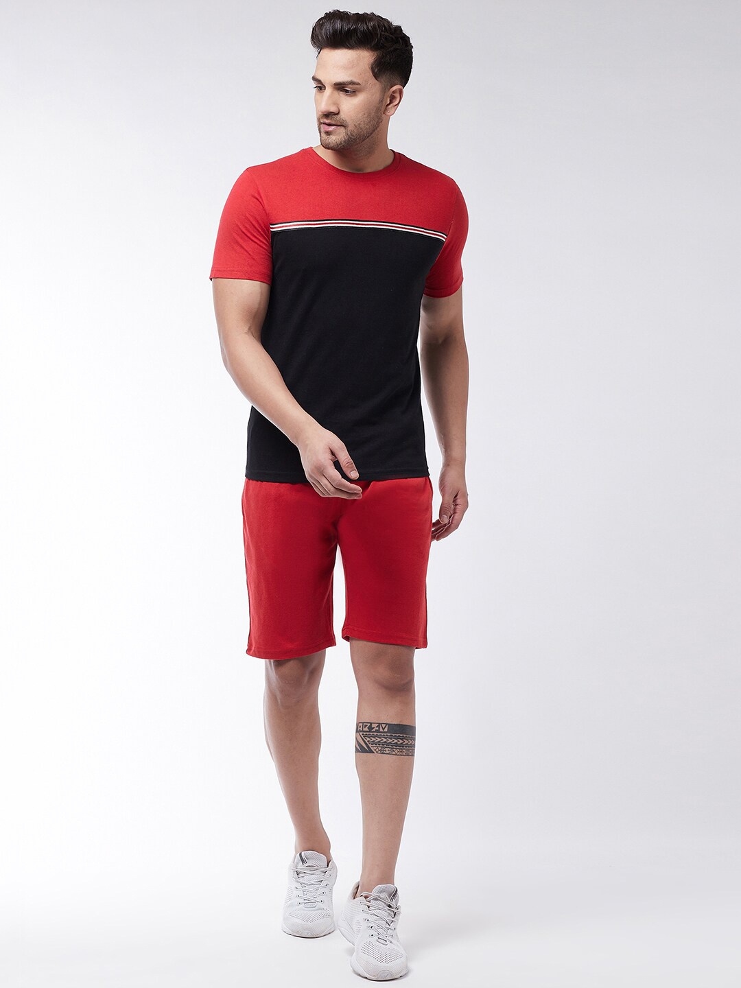 

GRITSTONES Men Red & Black Colourblocked T-shirt with Shorts
