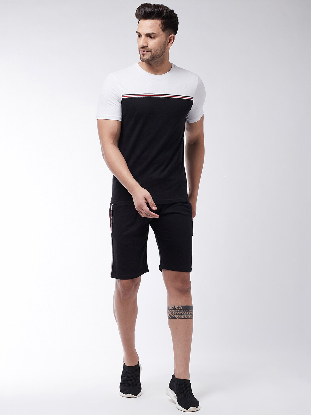 

GRITSTONES Men White & Black Colourblocked T-shirt with Shorts