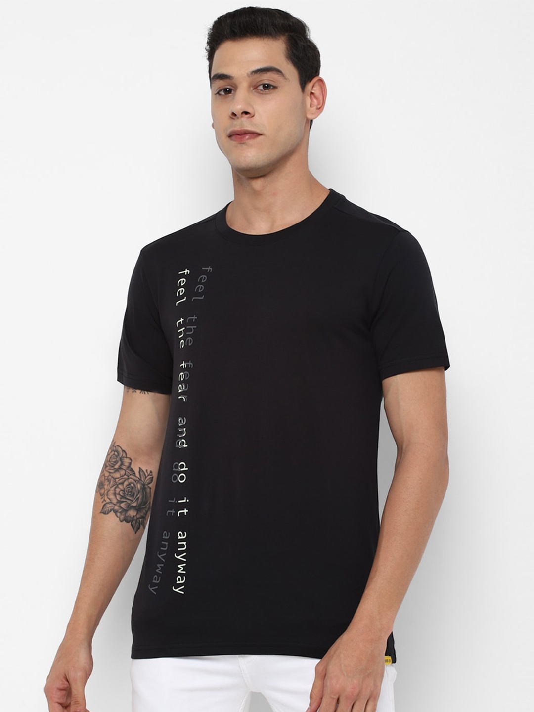 

FOREVER 21 Men Black Typography Printed Raw Edge T-shirt