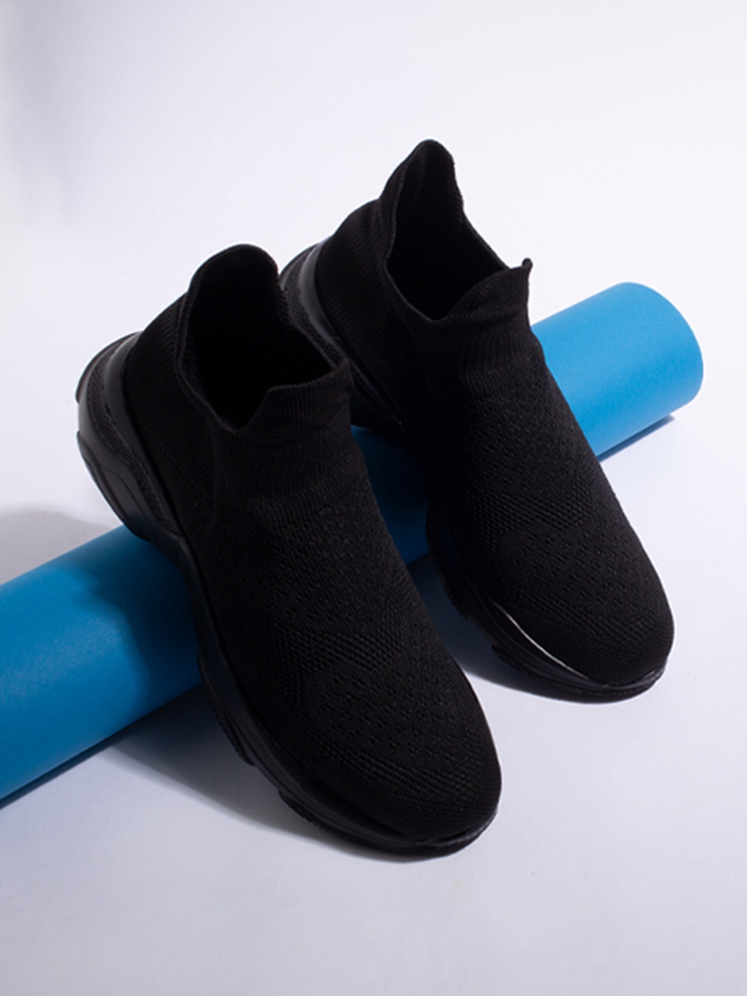 

Big Fox Men Black Woven Design Lightweight Slip-On Sneakers