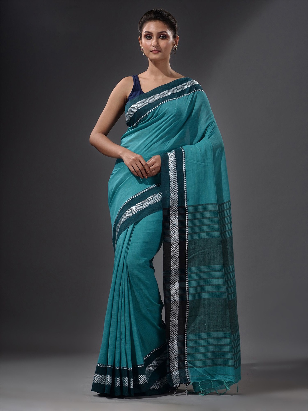 

Charukriti Sea Green & Silver-Toned Pure Cotton Saree
