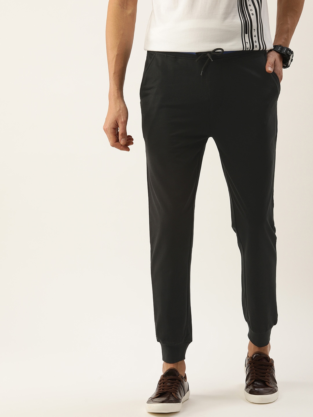 

FOREVER 21 Men Black Solid Mid-Rise Joggers Trousers