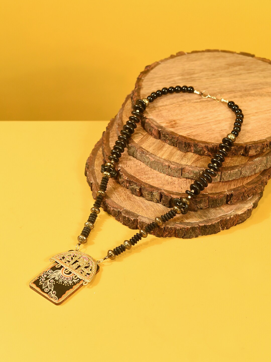 

AAKRITI ART CREATIONS Black & Gold-Toned Brass Necklace