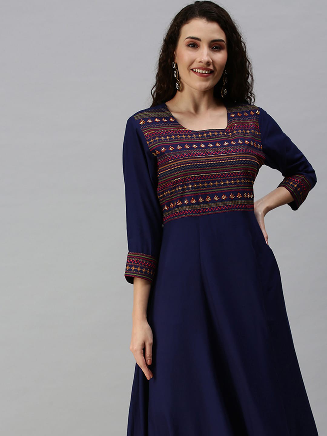 

SHOWOFF Women Navy Blue Geometric Round Neck Thread Work Anarkali Kurta