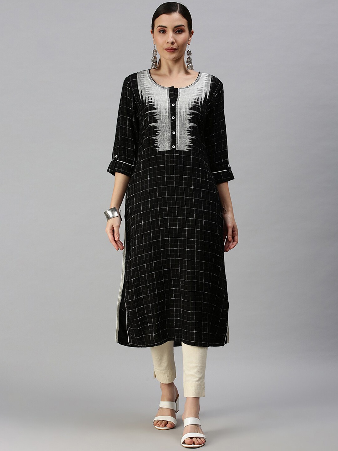 

SHOWOFF Women Black Round Neck Three-Quarter Sleeves Thread Work Straight Kurta