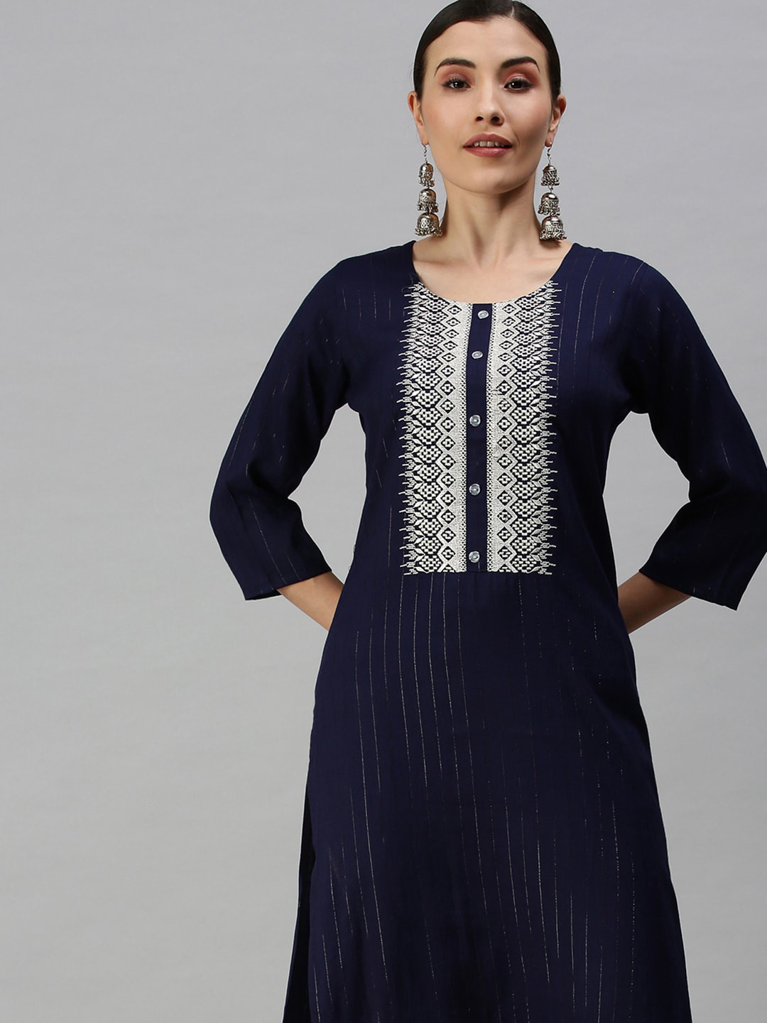 

SHOWOFF Women Navy Blue Geometric Round Neck Thread Work Straight Kurta